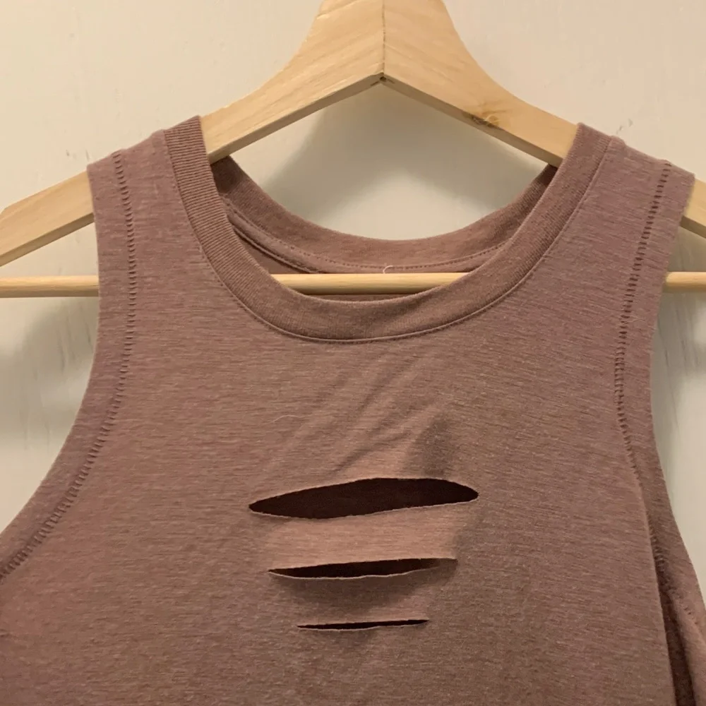 ALO Sleeveless Mauve Top with Cutout Design